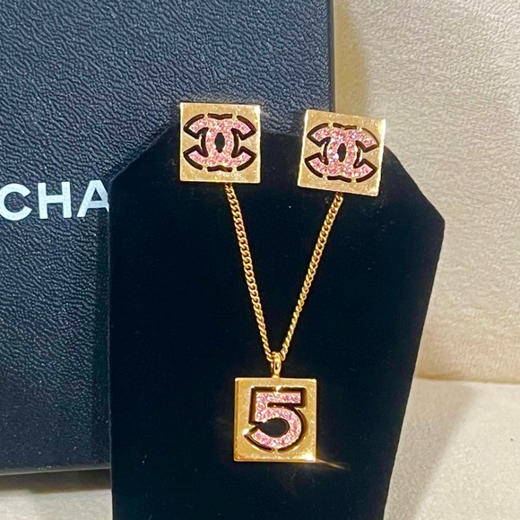 CHANEL Jewelry - 🌸🌸Chanel Necklace Rhinestone and matching earrings in pink with gold hardware